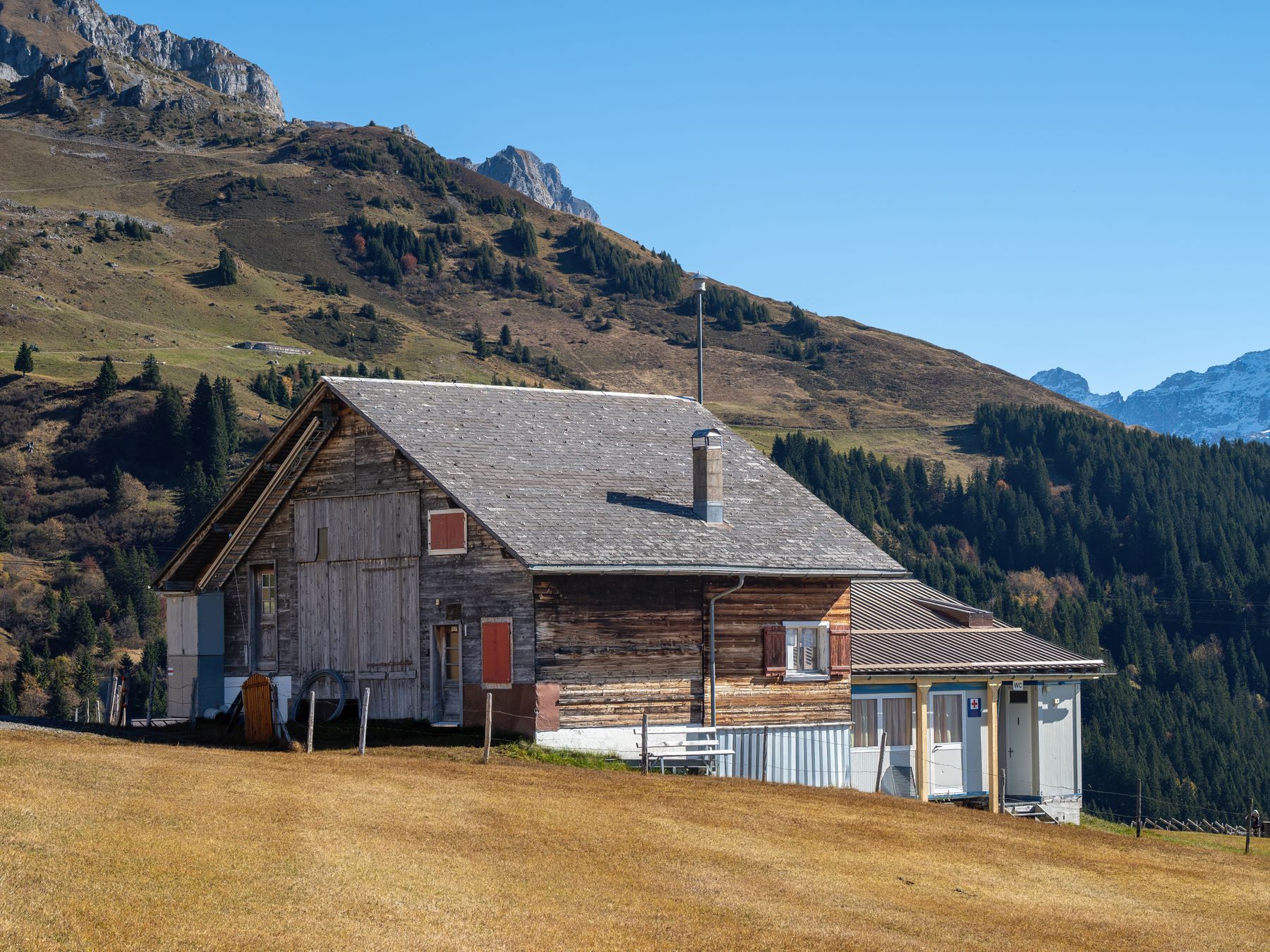 Holzhaus am Berg im Tal